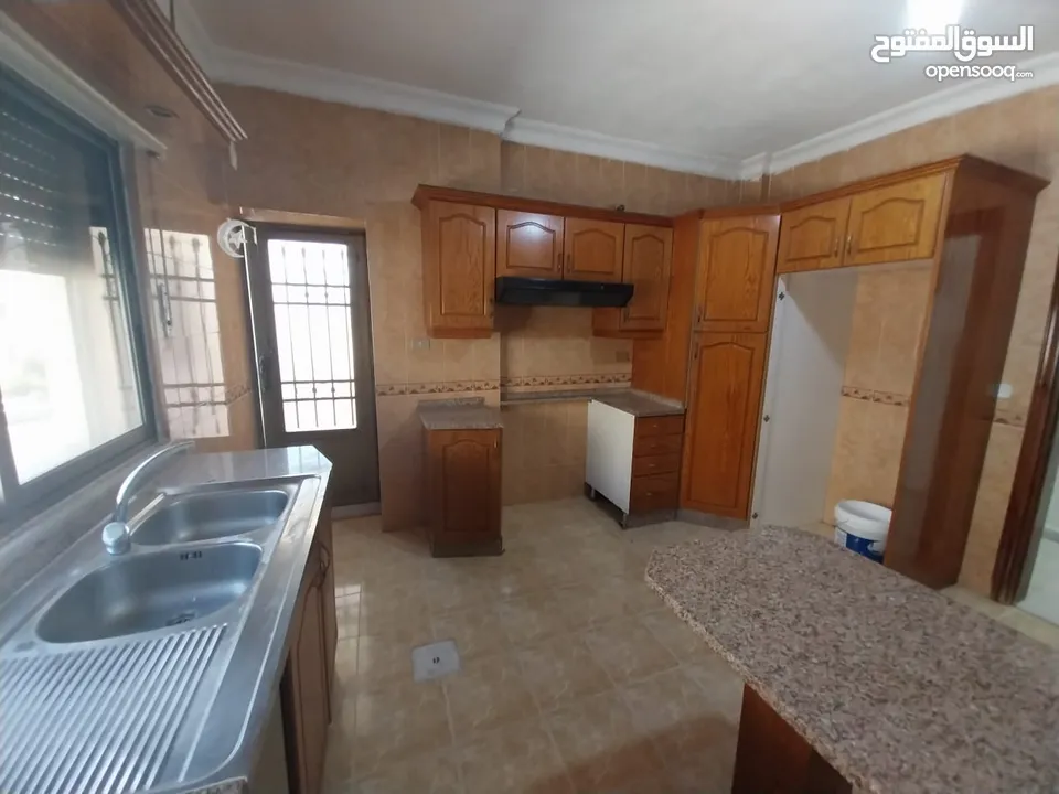 شقة غير مفروشة للإيجار ( Property 38602 ) سنوي فقط