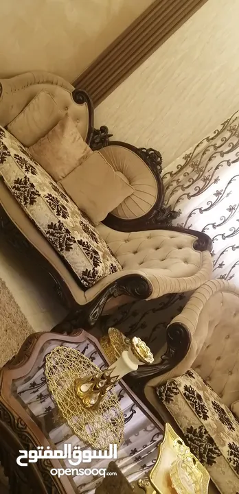 طقم كنب خشب زان للبيع مع البرادي بحاله الجديد