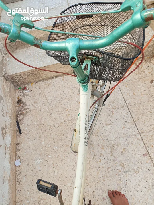 بسكليت سبق للبيع البسكليت ممتاز جنط 27 عليه قاعدة بتحمل البسكليت وعليه سلة وعليه ضواو بتركبو عل بلف