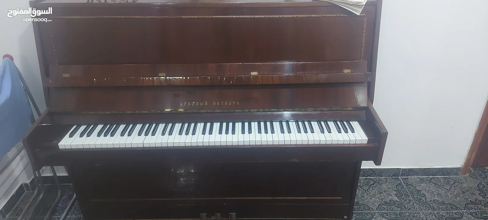 بيانو روسي خشبي