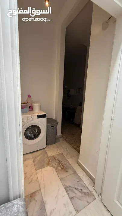 شقه فاخره للبيع  من المالك مباشره  سعر قابل للتفاوض بشيء بسيط مميزه جدا جدا  مع غرفه خارجيه و حديقه