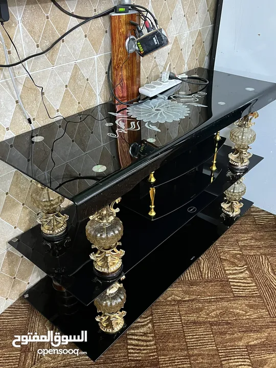 طاولة قزاز بحالة ممتازة جدًا قابلة للفك والتركيب بحالة الجديد ونوع القزاز ممتاز