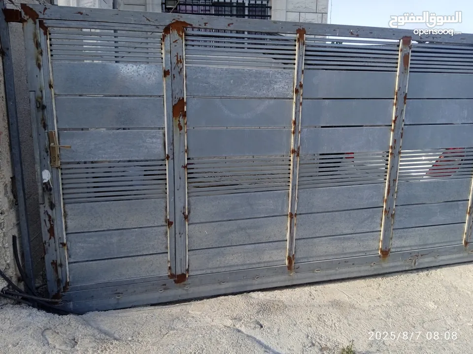 بوابة حديقة او منزل جديدة غيرر مدهونة