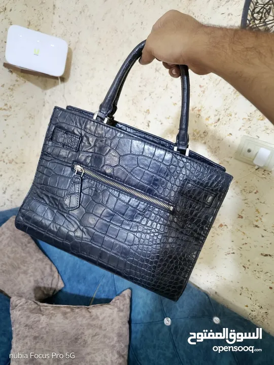 حقيبة GUESS اصلية بحالة ممتازة دون أي عيوب  للبيع بسعر حرق