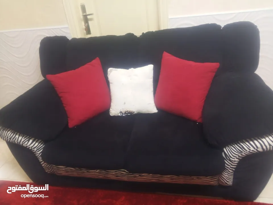 طقم كنب نضيف خالي من العيوب والمزع والحرق والكسر مع البرادي  للبيع