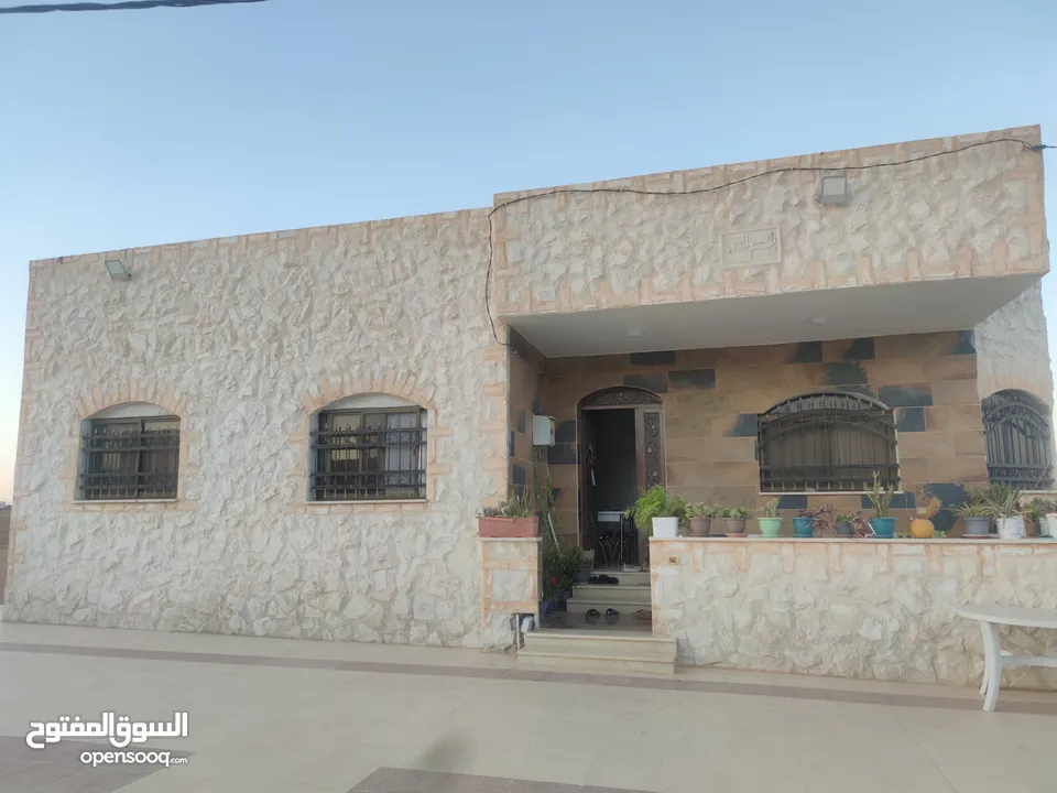 مزرعة مع بيت للبيع