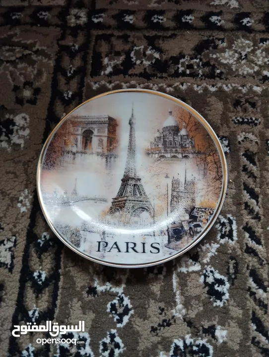 صحن اثري اصلي بصورة برج ايفيل وبكتابة PARIS بحالة ممتازة من التحف والنوادر بسعر مغري