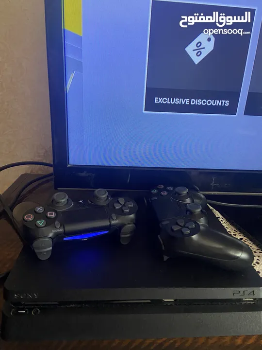 Playstation 4 slim 1T / بلاي ستيشن 4 1 تيرا مستعمل شبه جديد مع ايدتين و 5 العاب