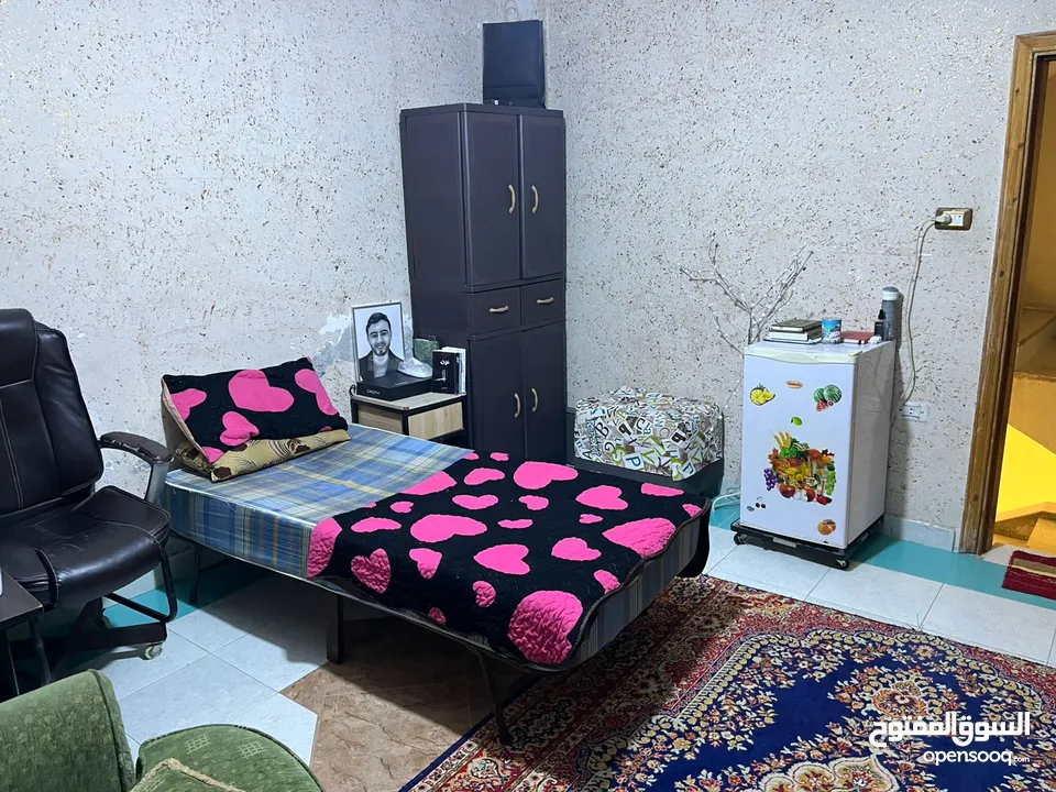 منزل عائلة مستقل طابق ثاني مدخل مشترك للبيع بسبب الرحيل مع عفش واثاث ومطبخ كامل