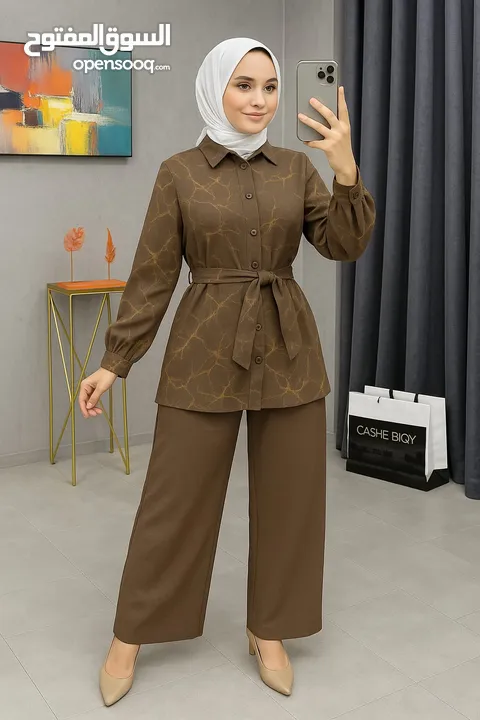 قميص ساده مدهب مع حزام و بنطلون