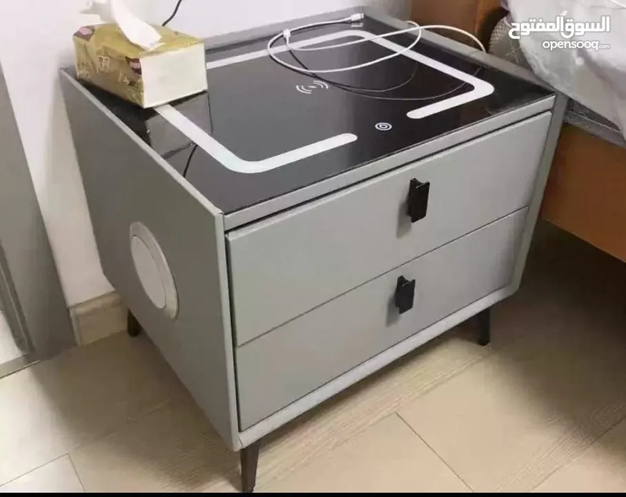كومود / طاولة جانبية عصرية متعددة الاستخدامات  حوّل غرفتك لفضاء أذكى وأجمل مع الطاولة الجانبية