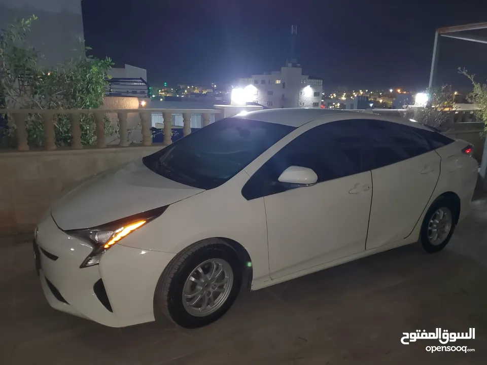 تويوتا بريوس 2016 ( فحص كامل + توب نظافة ) للبيع  Toyota Prius "بسعر مغري"