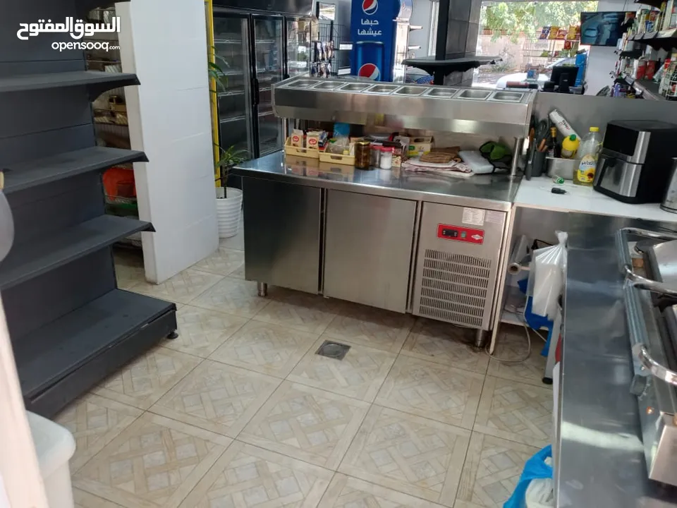 سوبرماركت مجهز بالكامل + مطبخ وجبات سريعة في منطقة حيوية سكني وتجاري بعبدون الشمالي