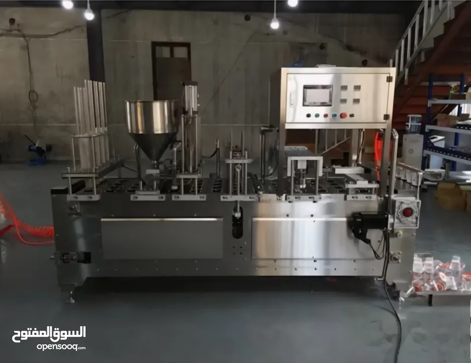 ماكينات تعبئة وتغليف كاسات المياه والعصائر والجلو والالبان المتطورة بنظام الذكاء الاصطناعي والروبوت