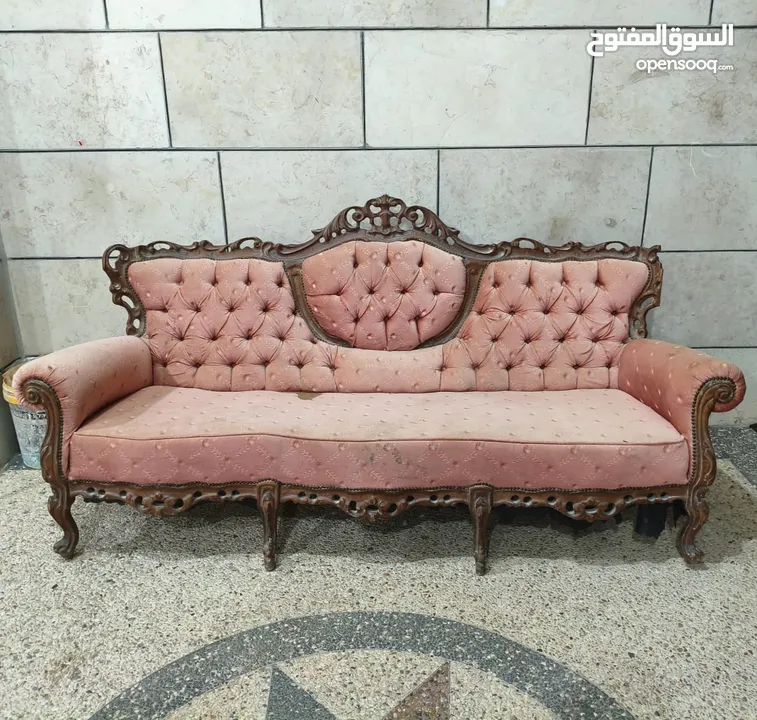 كنبة أثرية فخمة على الطراز الفيكتوري - تحفة نادرة تجمع بين الرقي والأصالة والخشب المحفور يدويًا!