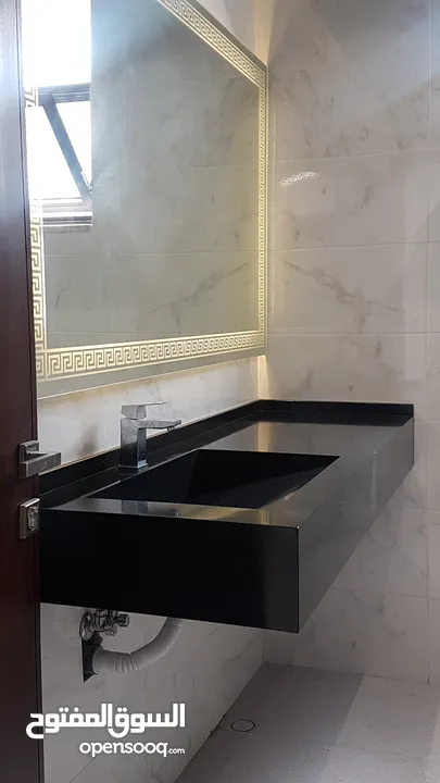 أسطح عمل(رخام صناعي)، وكاونترات مغاسل الحمامات، كاونترات طاولات المطابخ/العيادات والمختبرات