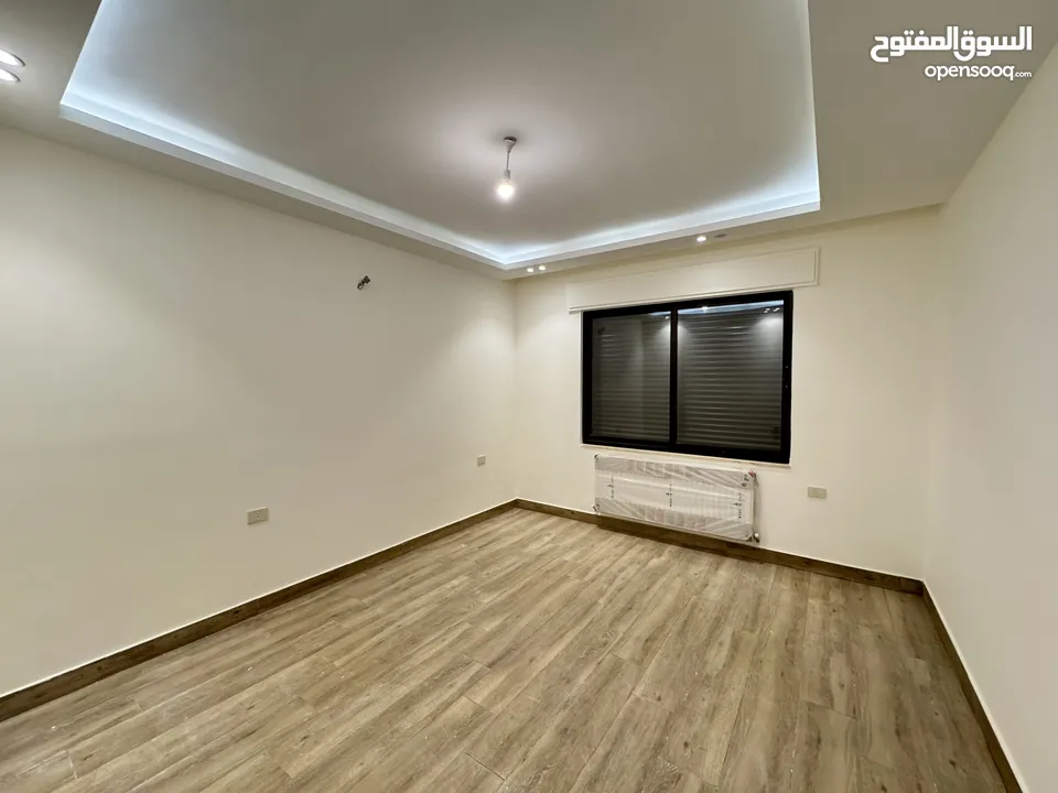 شقة طابق شبه ارضي للبيع مساحة 200م مع ترس وحديقه وكراج 250م بأجمل مناطق خلدا (مشروع 114