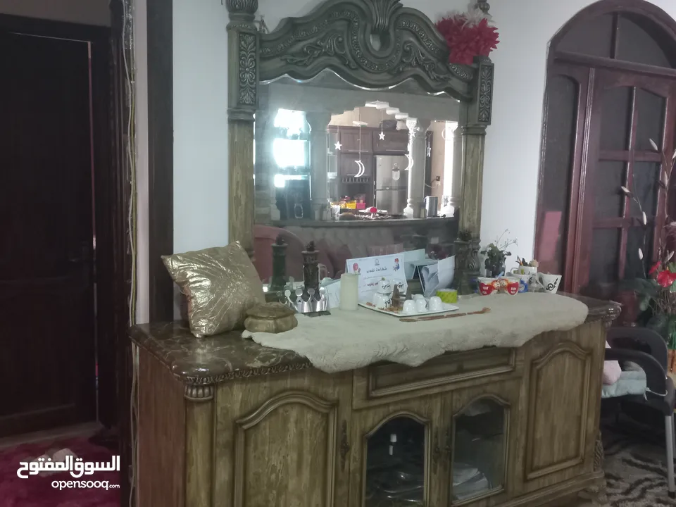 متاح بيرو قديم للبيع . حجمه كبير ..مستخدم ومرتب معه مرأة.