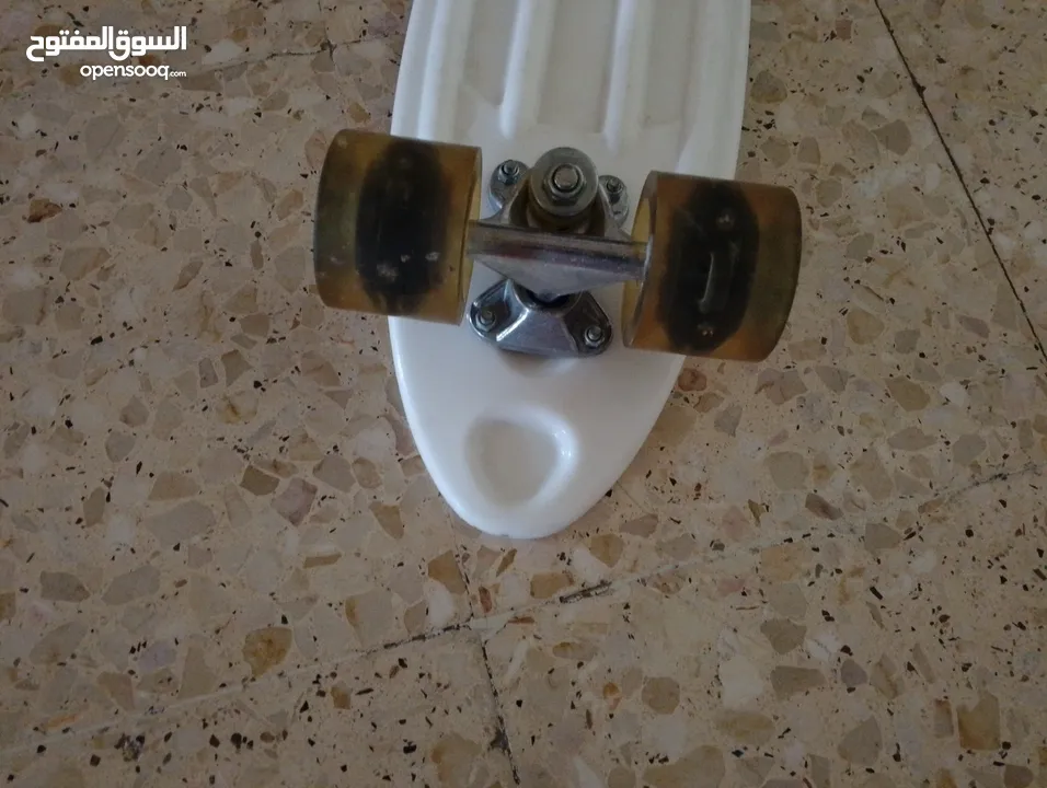 سكيت عجلات عضم للبيع لون ازرق في حالة الجديد