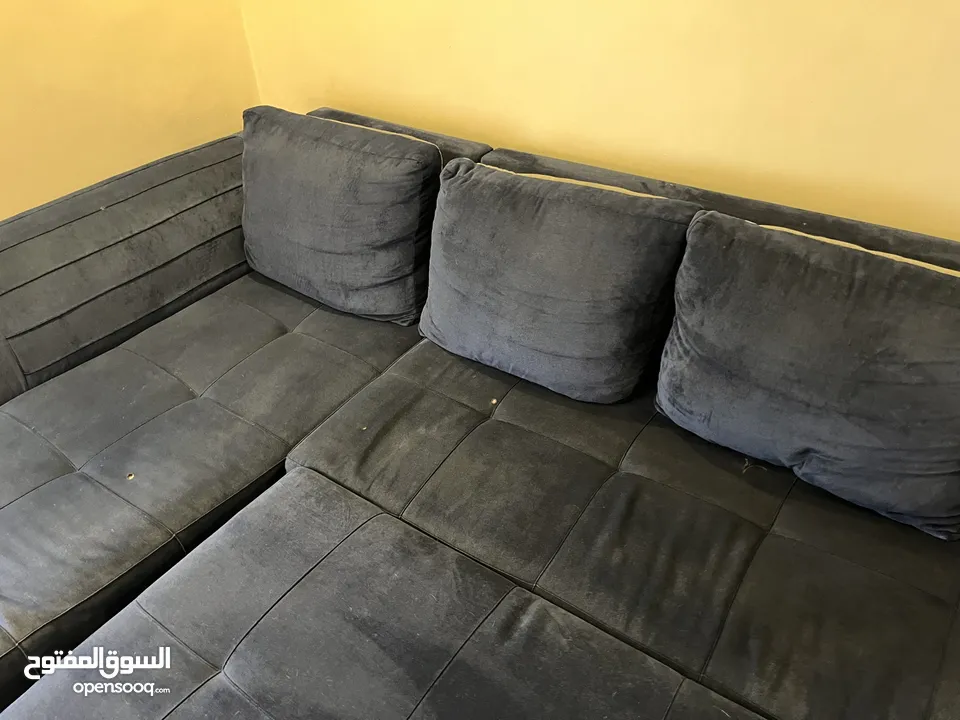 كنت كورنر مع كنبه ثنائيه بحاله جيد لا يوجد خراب في الخشب  فقط بحاجه لتنجيد  سعر 180 قابل في التفاوض