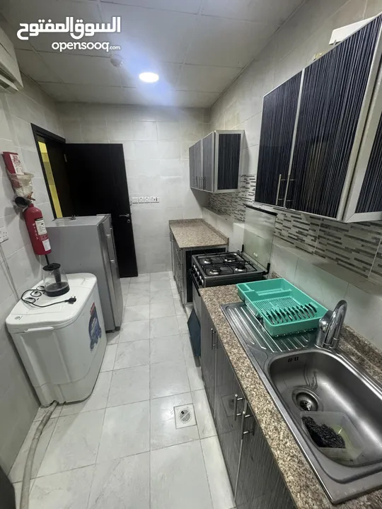 شقه في بوشر قريب مسجد محمد الامين ومول عمان غرفتين وصاله ومطبخ وحمامين 2 Bhk in Bousher