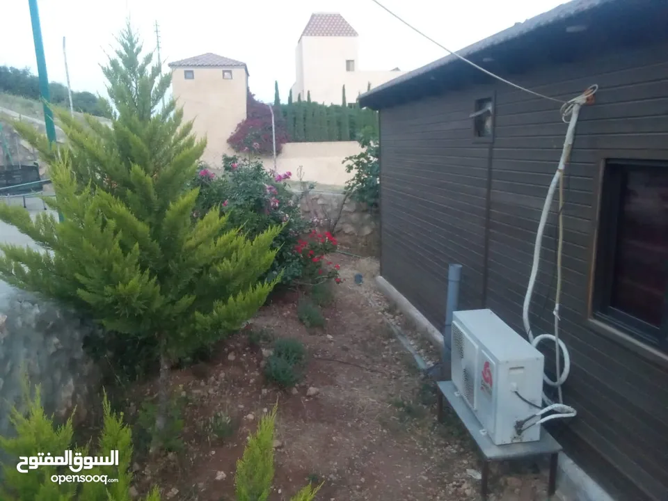 كوخ خشبي تصميم اوروبي مفروش اطلاله رائعه السعر 56000 ... من المالك مباشره ...