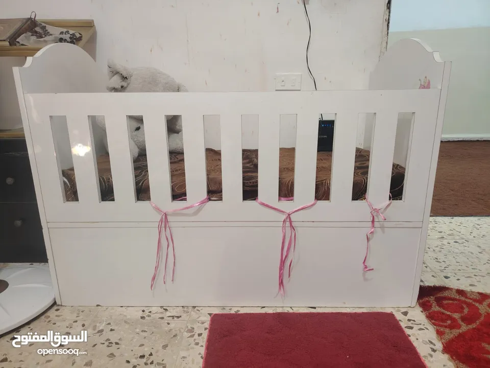 تخت بيبي تفصيل خشب ثقيل مع درج وكاله