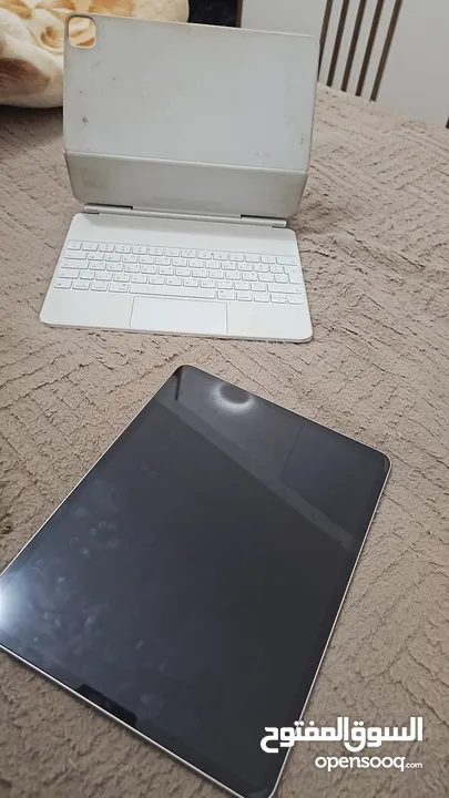 ايباد مع قاعدة