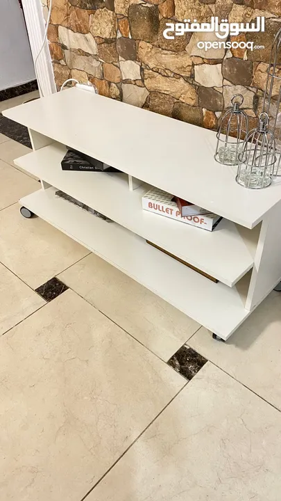 طقم كنب 7 مقاعد و طاولة تلفزيون و دورسوار بمراية