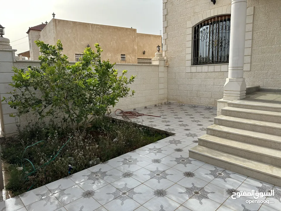 شقه ارضيه مع حديقه وكراج في ضاحيه  الملك  عبد الله   / المفرق مقابل مستشفى النسائيه والأطفال .