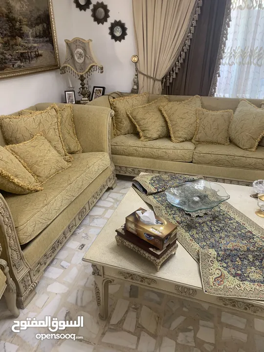 كنب 7 كراسي مع 3 طاولات للبيع