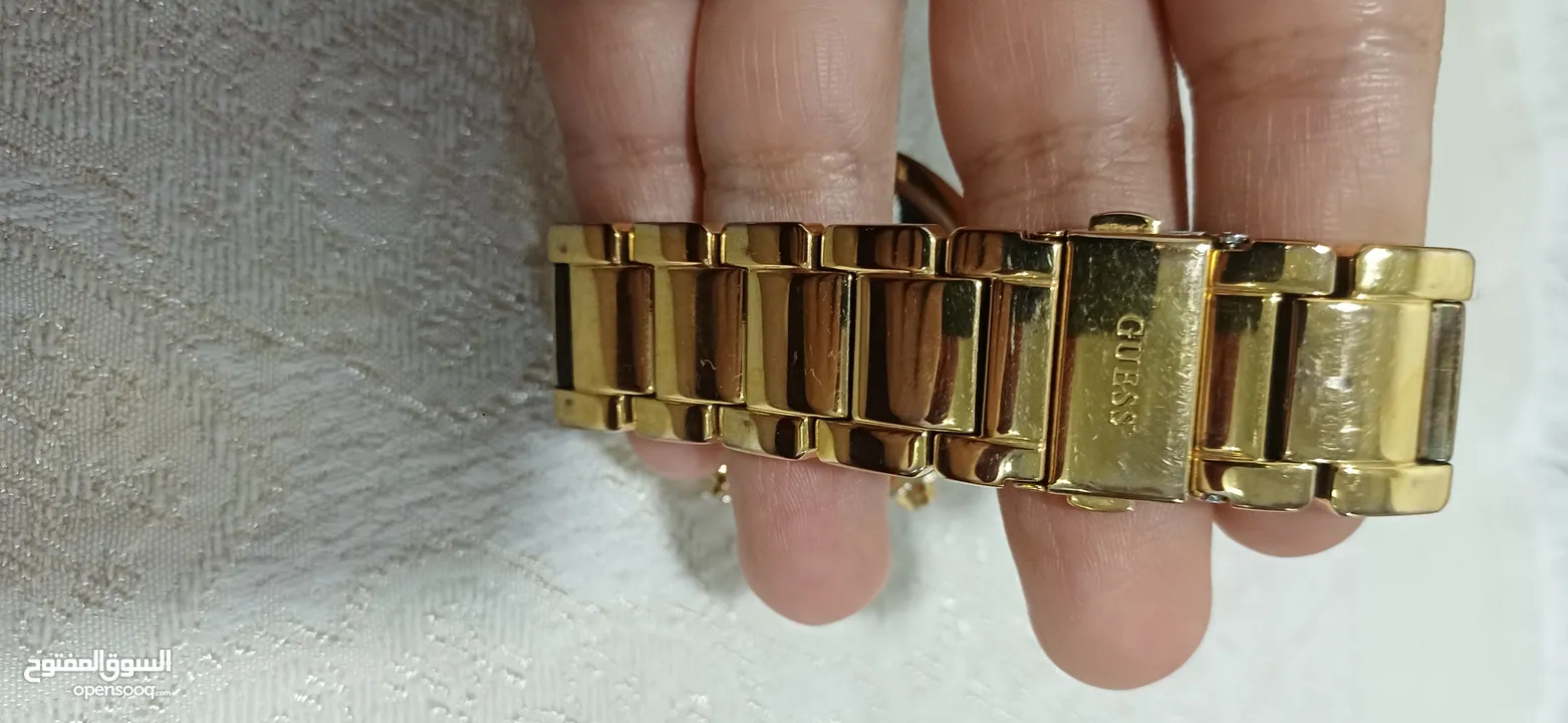 ساعة guess ذهبية اللون