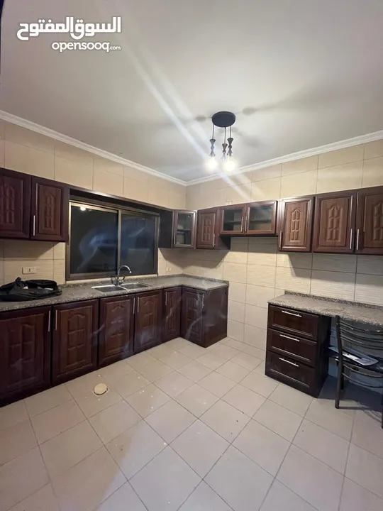 عماره تتكون من 8 شقق فاخره للبيع