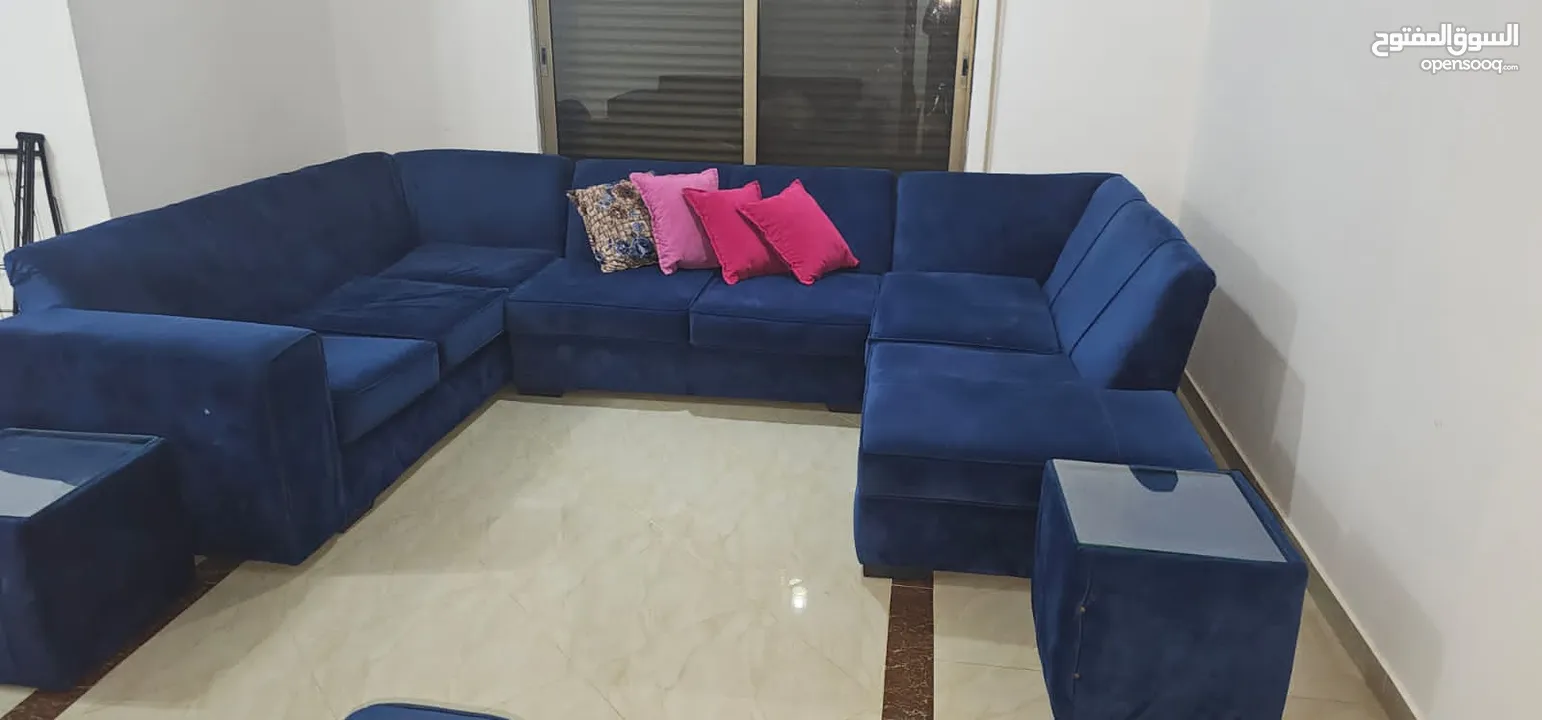 كنب زوايا (L-shape) فاخر خشب لاتيه عالي الجودة قماش أزرق مخمل أنيق  بحالة ممتازة