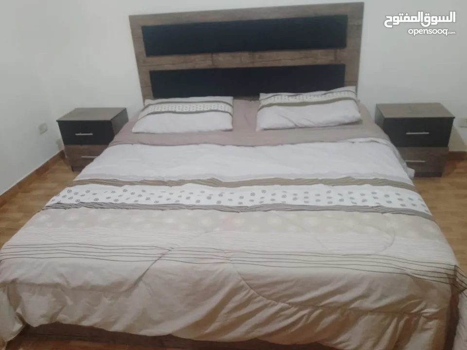 غرفة نوم وطاولة سفرة و سجاد و مروحة للبيع