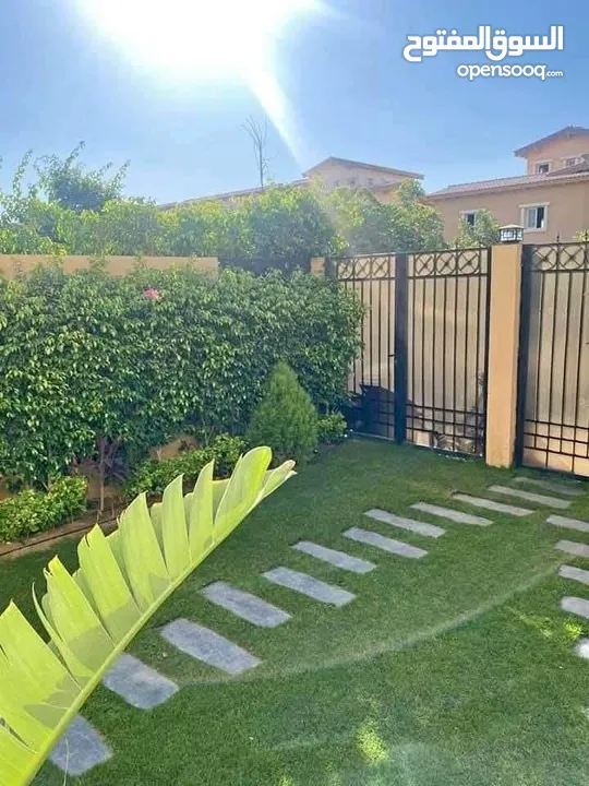 بتدور على s villa في كمبوند راقي وقريب من كل المناطق الحيويه وسور بسور مع مدينتى