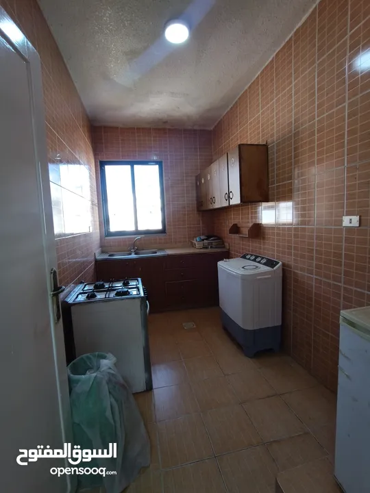 شقة مفروشة بنظام سويت مقابل الجامعة الاردنية بداية طلوع نيفين من المالك مباشرة / عمارة عائلية