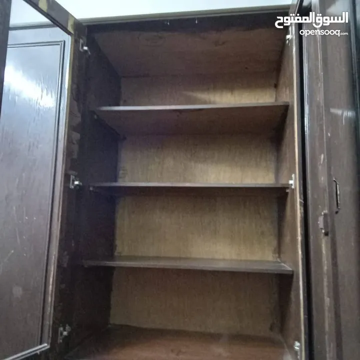 غرفه نوم لاتيه 18 بحاله جيده جدا سرير مع خزانة ودرجين وتسريحة مستعملة للبيع