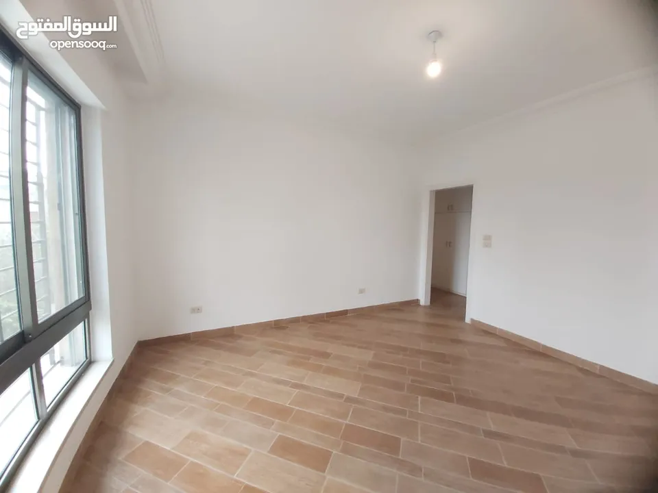 شقة ارضية للبيع اربع غرف نوم في جبل عمان قرب قصر زهران