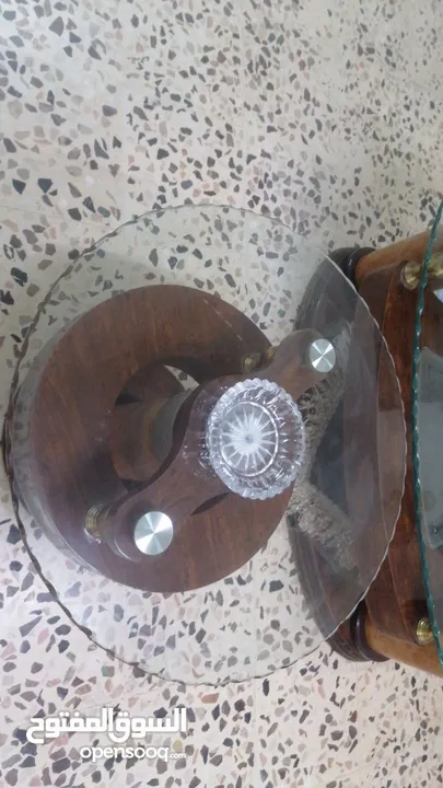 طقم كنب خشب ممتاز ولا يوجد فيه كسر ابدا وفرش جيد