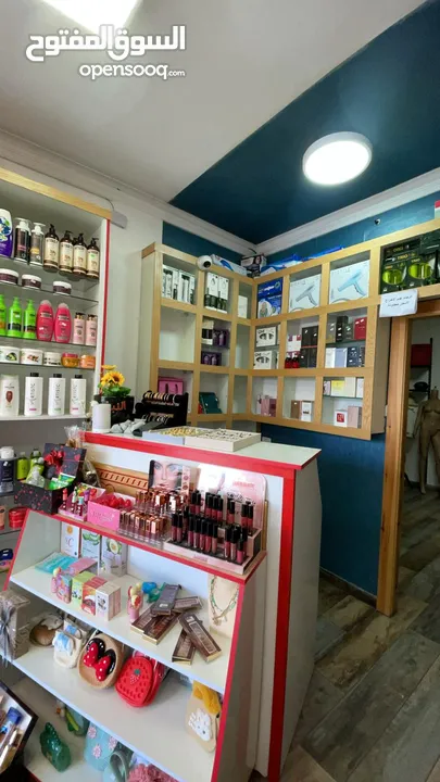 محل مستلزمات طبية وكوزمتكس واكسسوارات للبيع