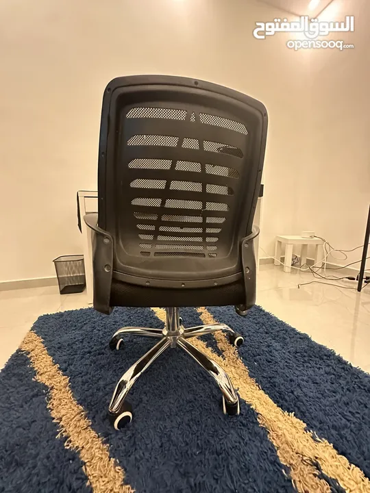 كرسي ما برفع وبنزل بس مرتب ونضيف