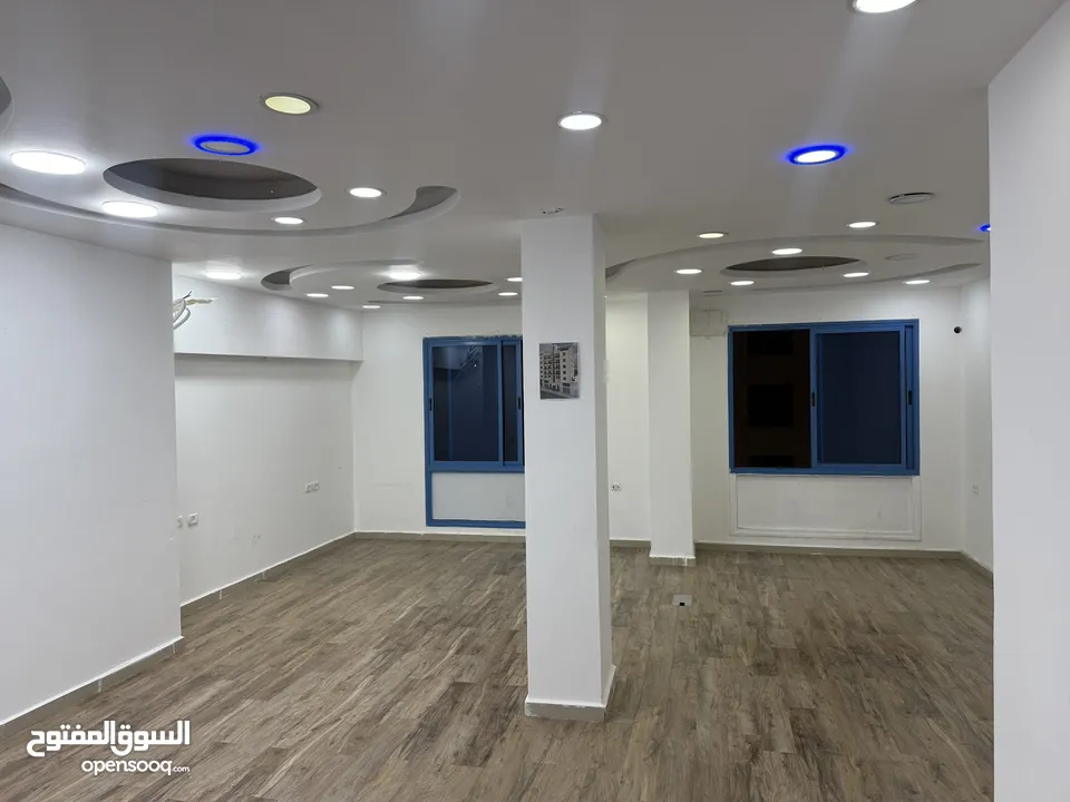 مكتب للإيجار / مطل على الشارع الرئيسي