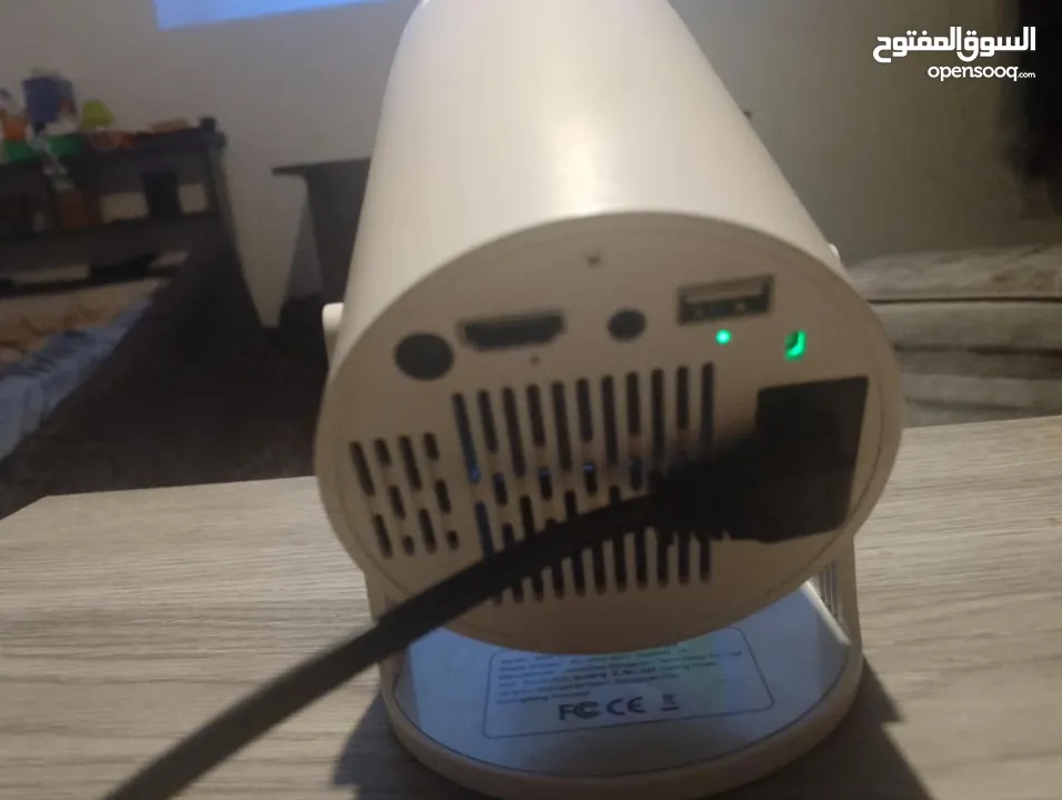 شاشه  بروجكتور شاشه للافلام و المسلسلات والمباريات projector