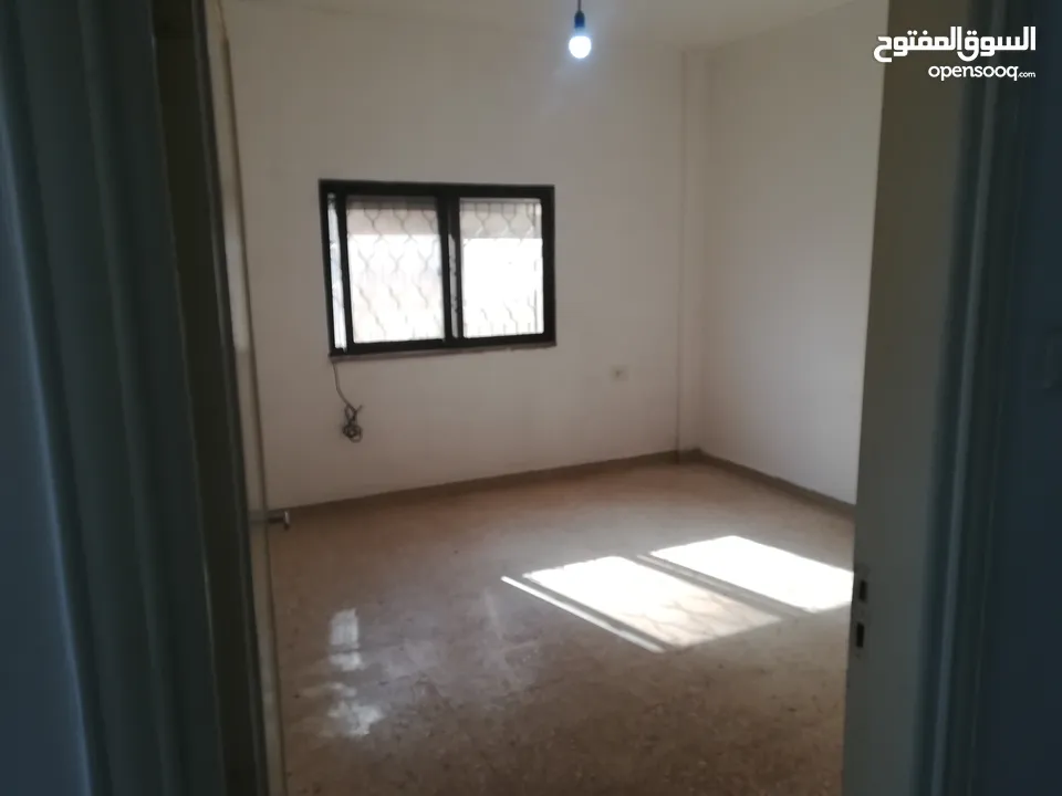 شقة  طابق ثالث للبيع في ضاحية الأمير حسن مساحة الشقة 136 متر مربع 3 غرف 2 حمام مطبخ صالون حرف L