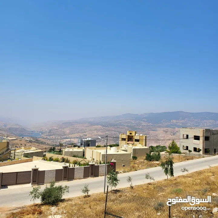 فرصة استثمارية للباحثين عن الهدوء والتميز ، شاليه مميز ضمن كومباوند وفي منطقة مطلة على سد الملك طلال