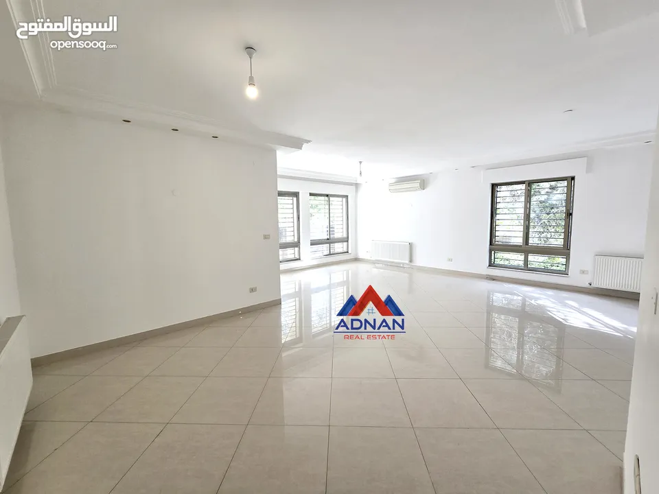 ارقى مناطق جبل عمان شقه ارضيه للبيع 4 نوم مع تراس و كراج خاص