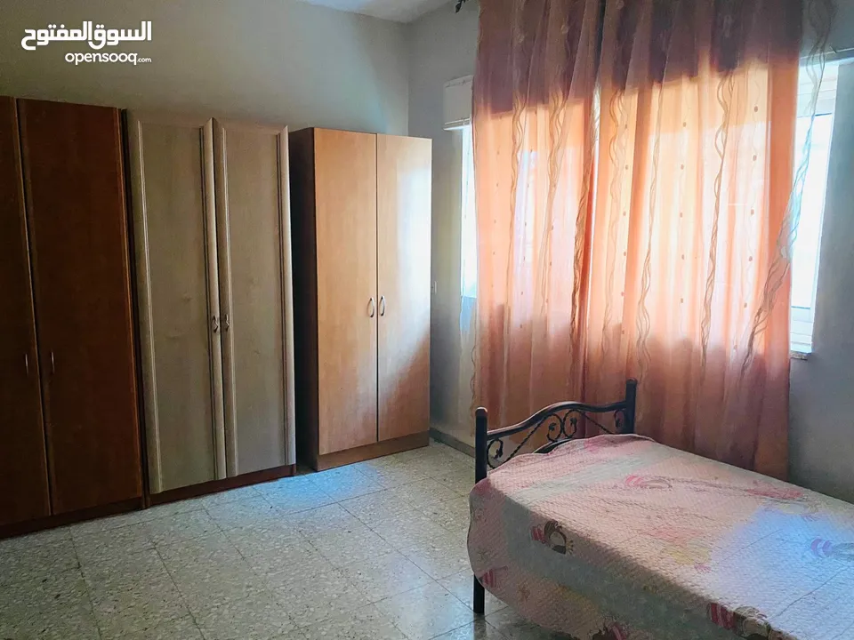 غرفة شاغرة في سكن للبنات