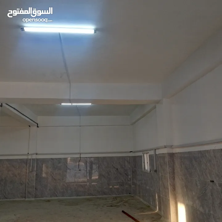 مخازن صناعات خفيفة عدد2 بالإضافة إلى  غرف خدمات عدد2