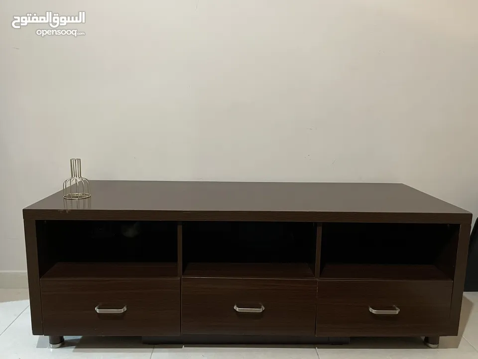 طاولة تلفزيون بحالة ممتازة من هوم ستنر